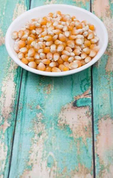 Rohes Popcorn in Schüssel — Stockfoto