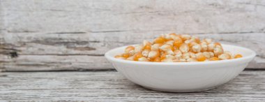 Kabın içinde ham patlamış mısır