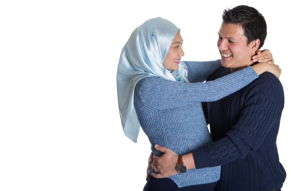 Jovem esperando casal muçulmano — Fotografia de Stock