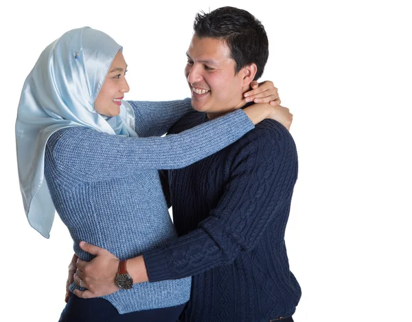 Jovem esperando casal muçulmano — Fotografia de Stock
