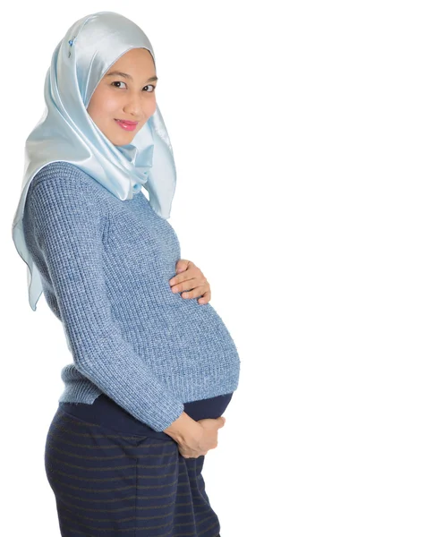 Mladá těhotná muslimská žena — Stock fotografie
