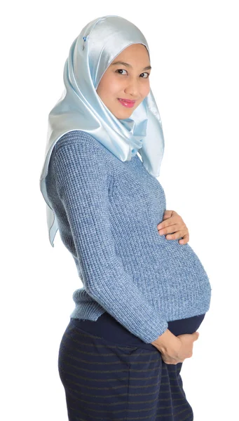 Jeune femme musulmane enceinte — Photo