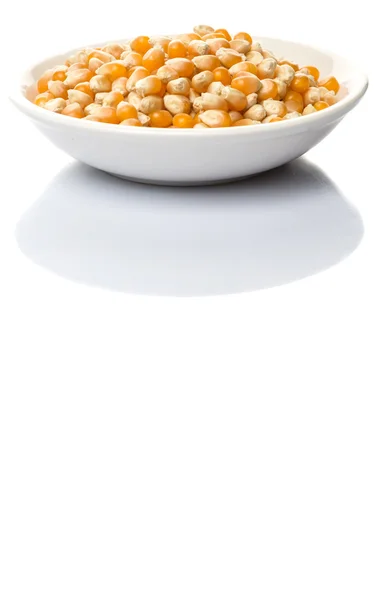 Rohes Popcorn auf weißem Hintergrund — Stockfoto