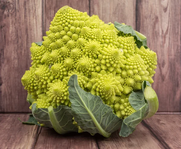 Romanesco Brokkoli oder römischer Blumenkohl — Stockfoto