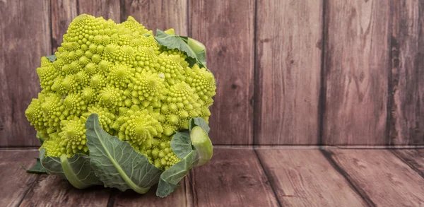 Romanesco Brokkoli oder römischer Blumenkohl — Stockfoto