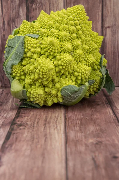 Romanesco Brokkoli oder römischer Blumenkohl — Stockfoto