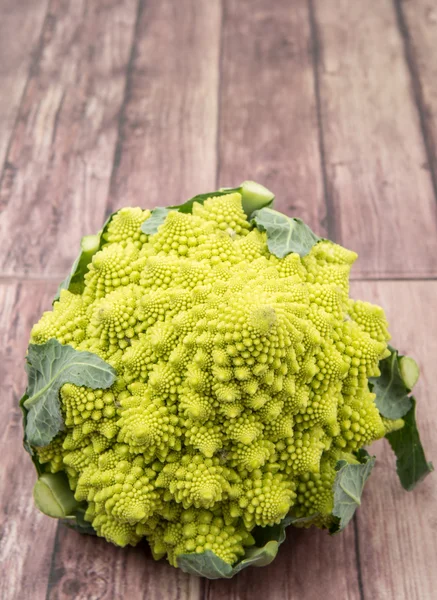 Romanesco Brokkoli oder römischer Blumenkohl — Stockfoto