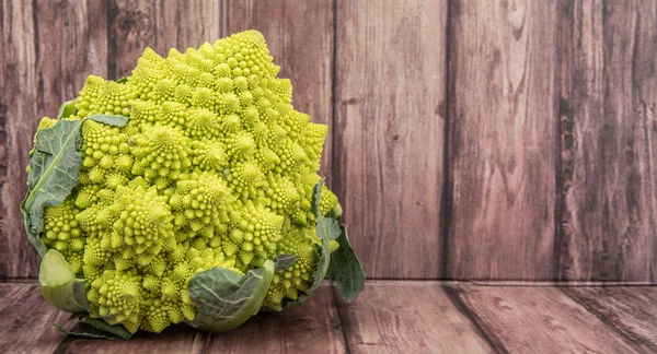 Romanesco Brokkoli oder römischer Blumenkohl — Stockfoto