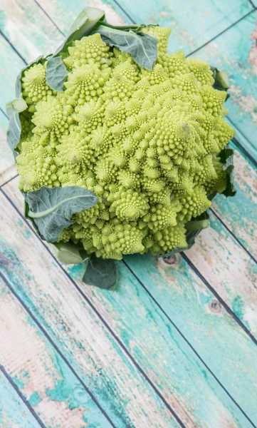 Romanesco Brokkoli oder römischer Blumenkohl — Stockfoto