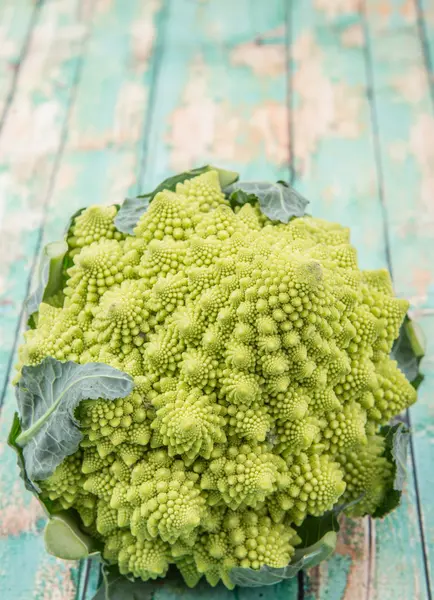 Romanesco Brokkoli oder römischer Blumenkohl — Stockfoto