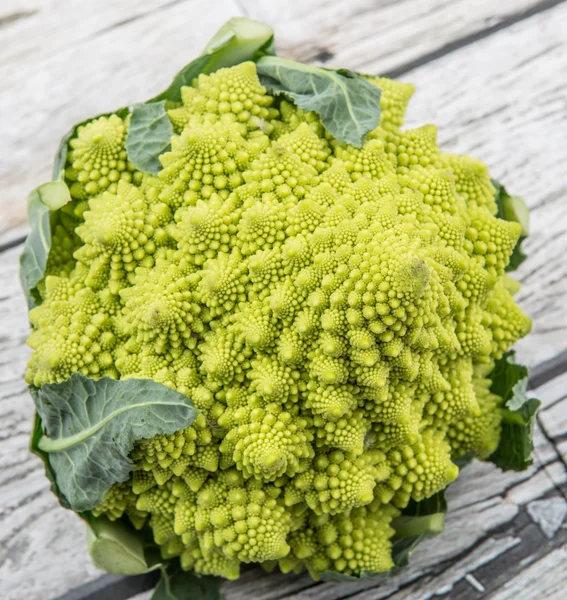 Romanesco Brokkoli oder römischer Blumenkohl — Stockfoto