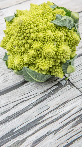 Broccoli romanesco o cavolfiore romano — Foto Stock