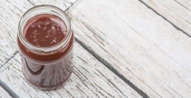 Kavanoz içinde ahududu lor