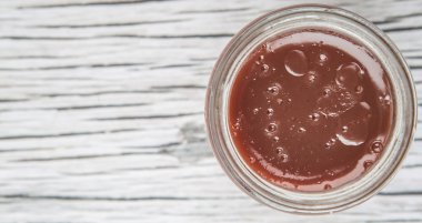 Kavanoz içinde ahududu lor