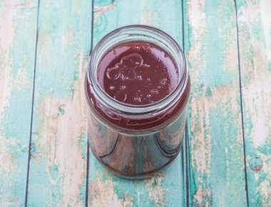 Kavanoz içinde ahududu lor