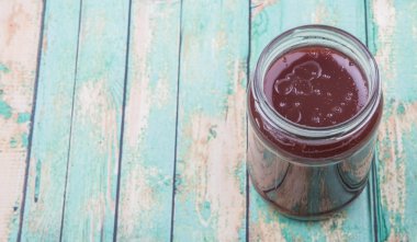 Kavanoz içinde ahududu lor