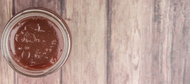 Kavanoz içinde ahududu lor