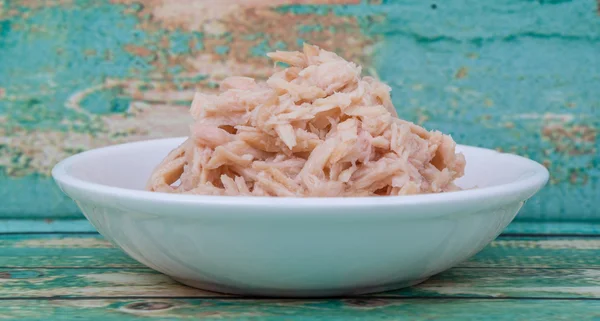 Thunfischflocken in weißer Schüssel — Stockfoto