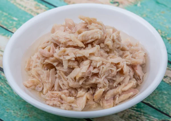 Laca de atum na tigela branca — Fotografia de Stock