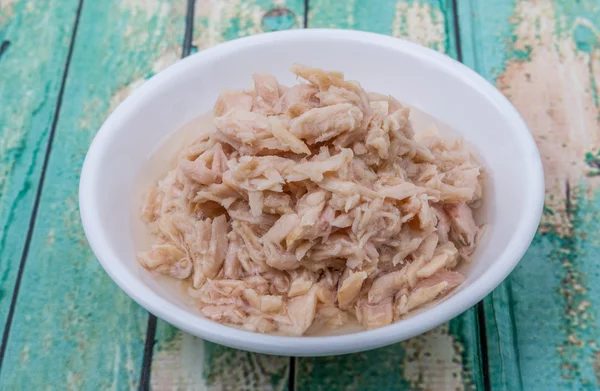 Laca de atum na tigela branca — Fotografia de Stock