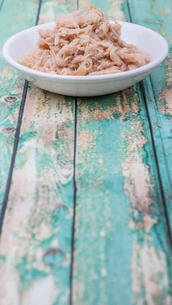 Flocons de thon dans un bol blanc — Photo