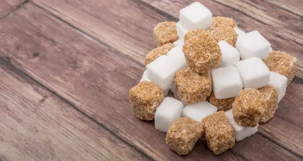 Cubos de azúcar marrón y blanco — Foto de Stock