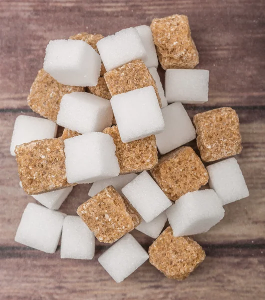 Коричневый и белый кубики сахара — стоковое фото