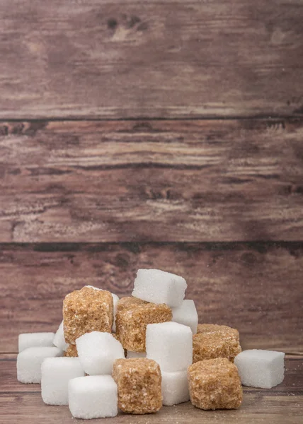 Коричневый и белый кубики сахара — стоковое фото