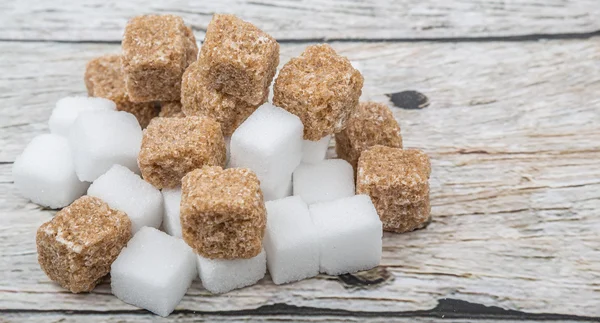 Cubos de azúcar marrón y blanco — Foto de Stock