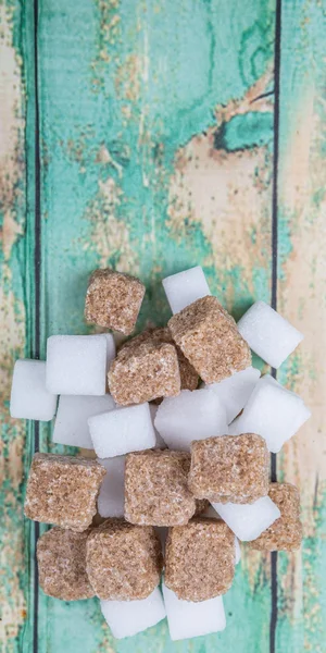 Kahverengi ve beyaz şeker cubes — Stok fotoğraf