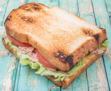 Tost ton balıklı sandviç