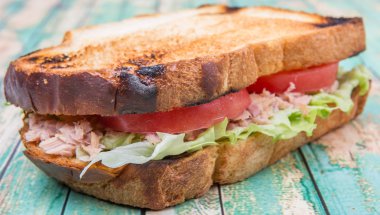 Tost ton balıklı sandviç