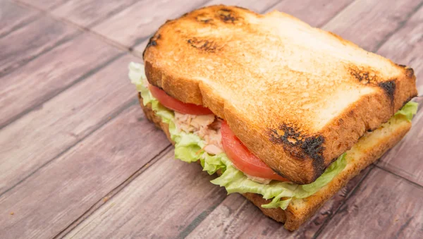 Sandwich de atún tostado — Foto de Stock