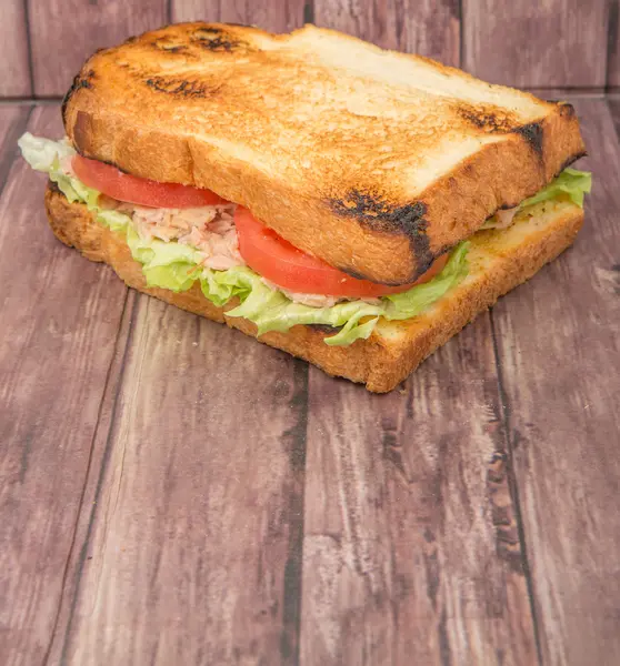 Tost ton balıklı sandviç