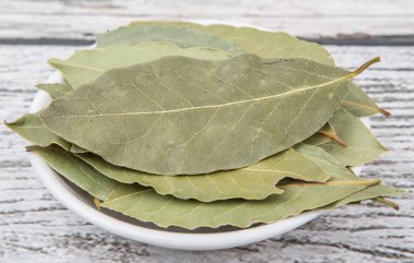 kurutulmuş defne yaprağı