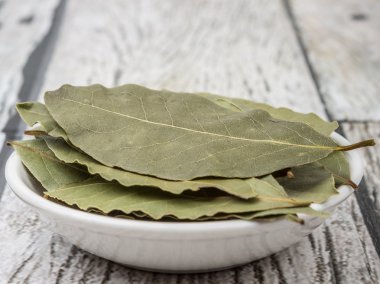 kurutulmuş defne yaprağı