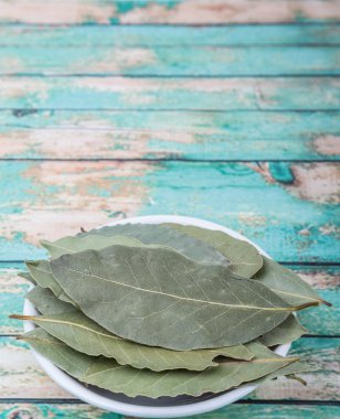 kurutulmuş defne yaprağı