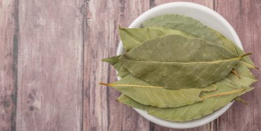 Defne yaprağı bir demet