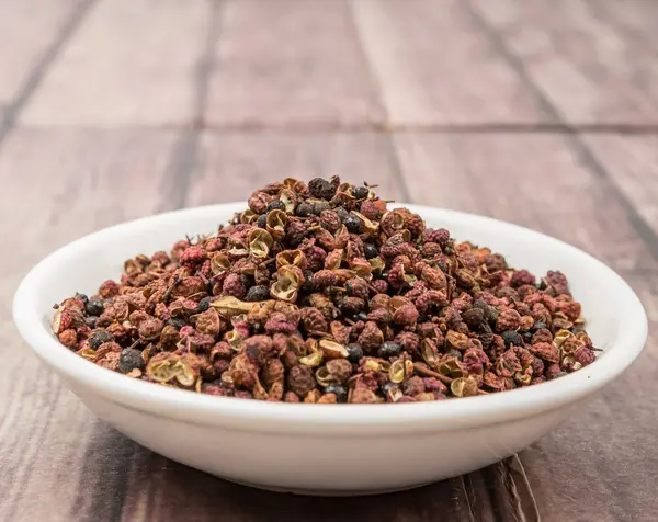 Sichuan peper In witte Bowl — Stockfoto