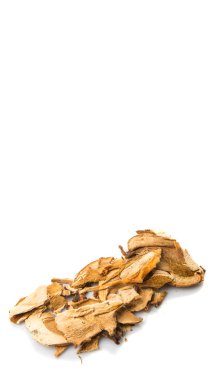 Beyaz arka plan üzerinde beyaz bir kase Porcini mantar kurutulmuş