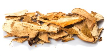 Beyaz arka plan üzerinde beyaz bir kase Porcini mantar kurutulmuş