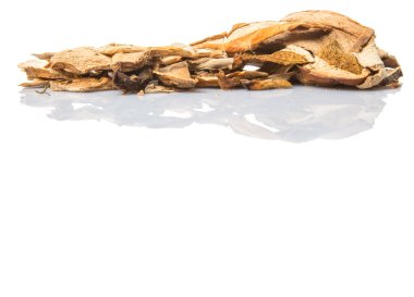 Beyaz arka plan üzerinde beyaz bir kase Porcini mantar kurutulmuş