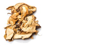 Beyaz arka plan üzerinde beyaz bir kase Porcini mantar kurutulmuş