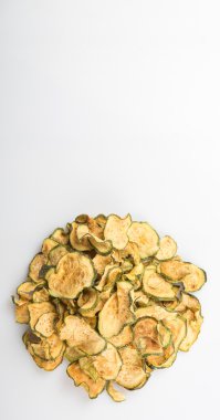 Beyaz arka plan üzerinde beyaz bir kase Porcini mantar kurutulmuş