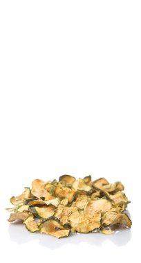 Beyaz arka plan üzerinde beyaz bir kase Porcini mantar kurutulmuş