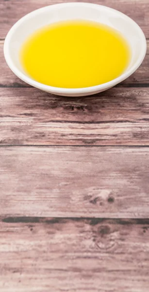 Un tazón de aceite de oliva —  Fotos de Stock
