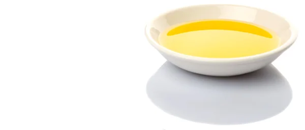 Оливковое масло в белой миске — стоковое фото
