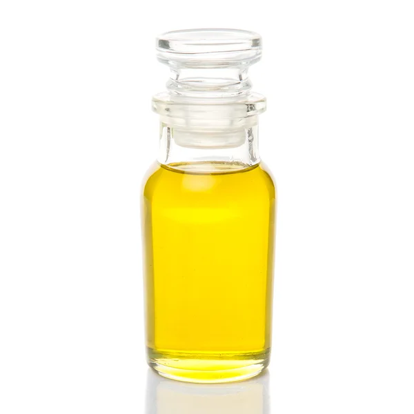 Оливковое масло в стеклянной бутылке — стоковое фото