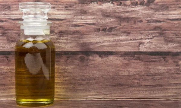 Olivenöl in Glasflasche — Stockfoto
