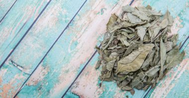 kurutulmuş köri yaprakları